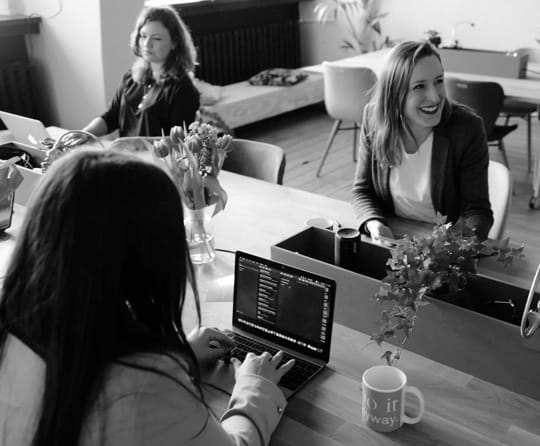 meninas na mesa do escritório trabalhando